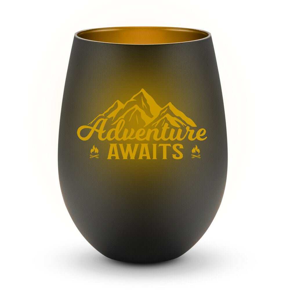 Windlicht Adventure Awaits mit goldenem Innenraum und gelasertem Bild im schlichten Design